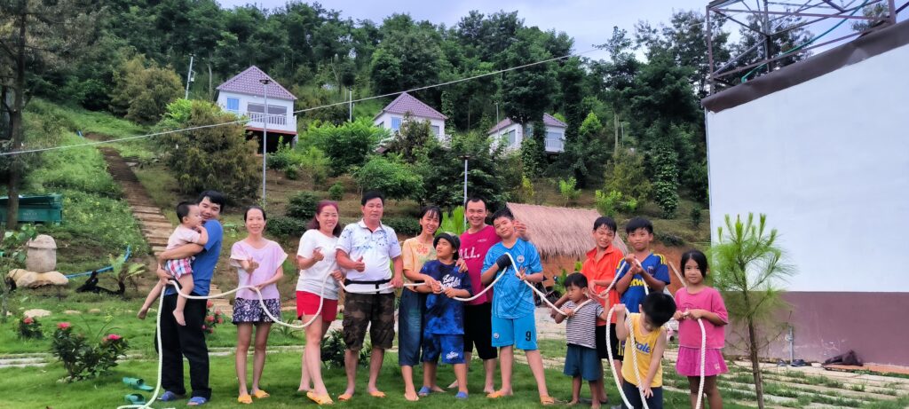 Trẻ em tham gia hoạt động tại Làng Chữa Lành Romen dưới sự hướng dẫn của thầy Minh.
