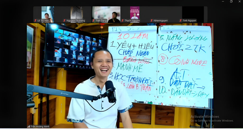 Buổi học trực tuyến với Thầy Trần Hoàng Minh hướng dẫn các nguyên tắc hỗ trợ trẻ tự kỷ, với bảng viết chứa các nội dung về yêu thương, năng lượng, công nghệ và sự đồng hành.